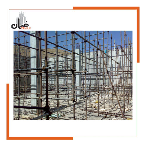 داربست-سنتی3 داربست سنتی چیست داربست سنتی لوله و بست، بیش از یک مجموعه از قطعات فلزی، یک زبان مشترک و یک هنر در صنعت ساختمان است.